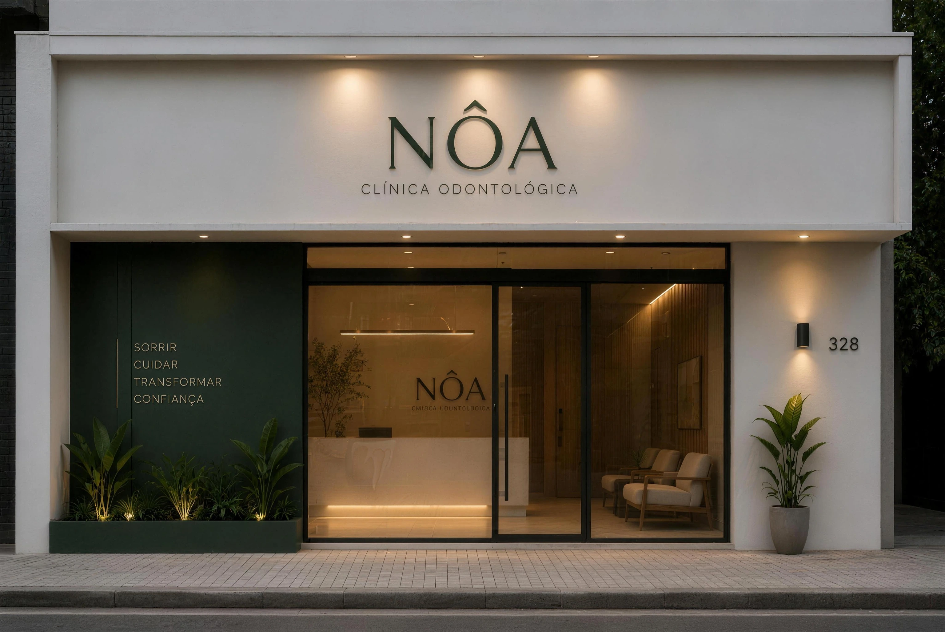 Fachada da NÔA ao entardecer: letreiro iluminado sobre massa fina clara, painel verde escuro com as palavras sorrir, cuidar, transformar e confiança, e a recepção acesa vista pela vitrine